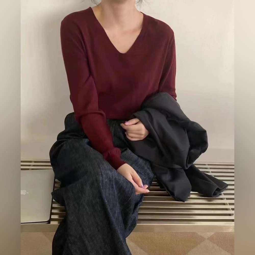 NWT Vince Weekend V-Neck Cashmere Sweater in Black Plum